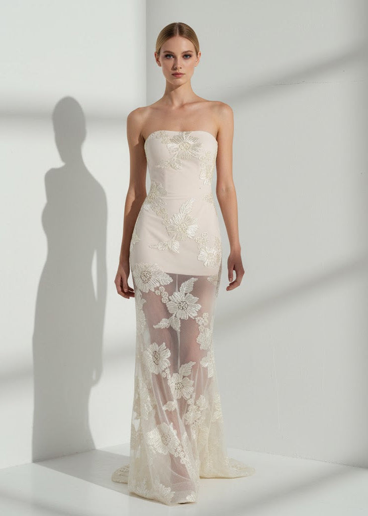 Krämvit axelbandslös maxiklänning i mesh med 3D-blommor och svepande släp