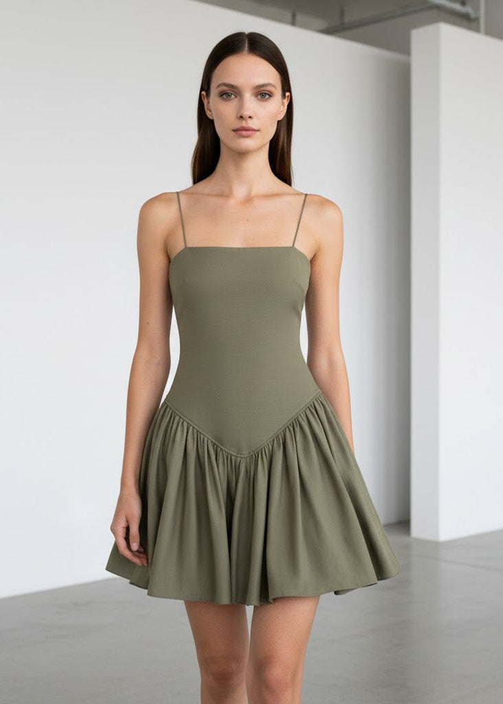 Miniklänning med trikåtopp och veckad kjol