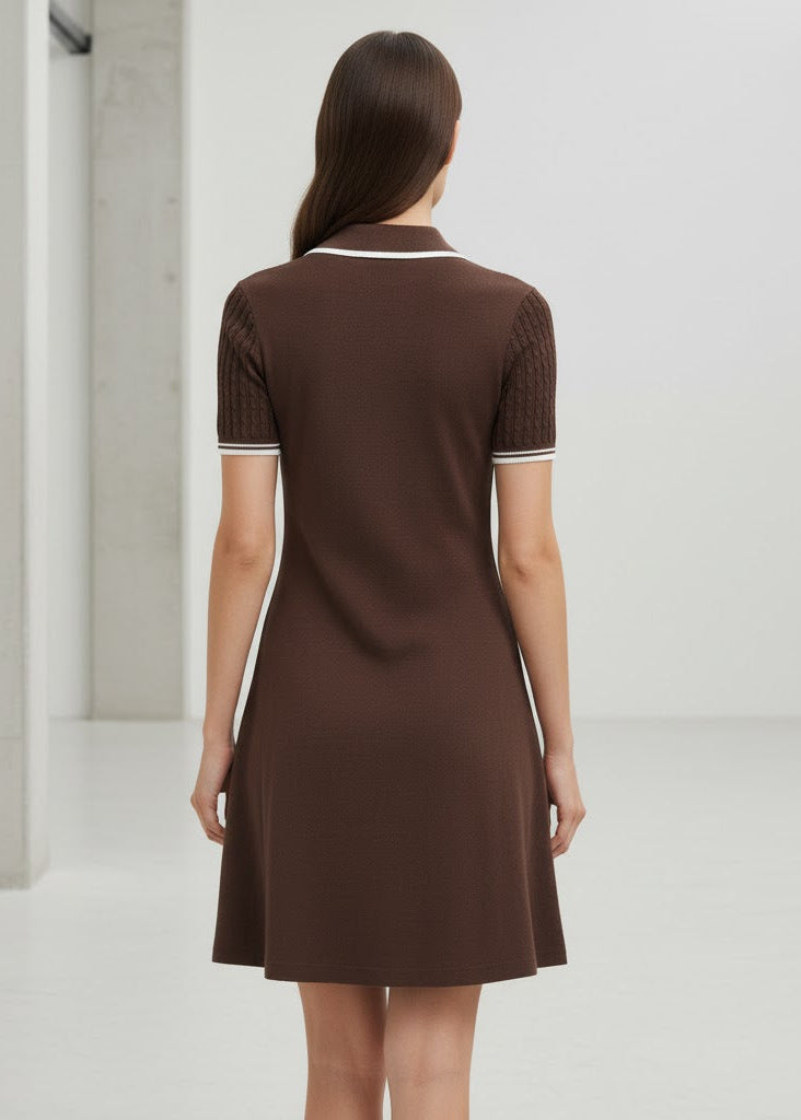 Brun stickad miniklänning med polokrage kort ärm och figurnära passform