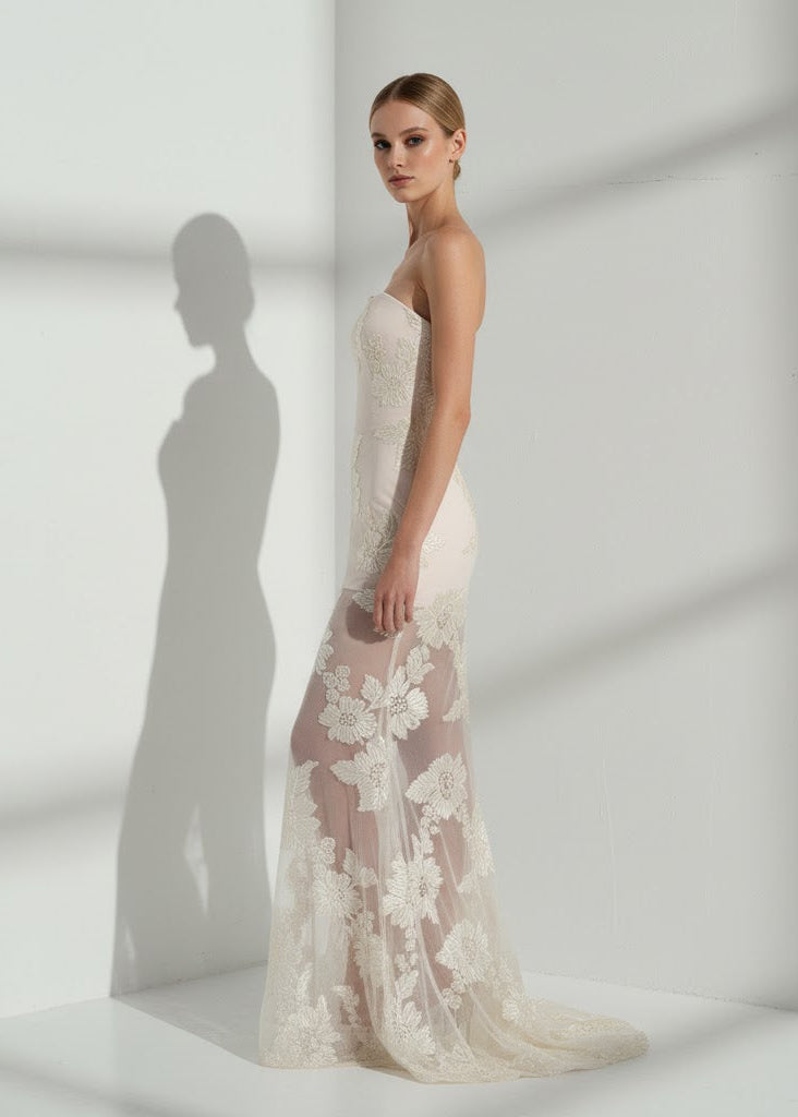 Krämvit axelbandslös maxiklänning i mesh med 3D-blommor och svepande släp