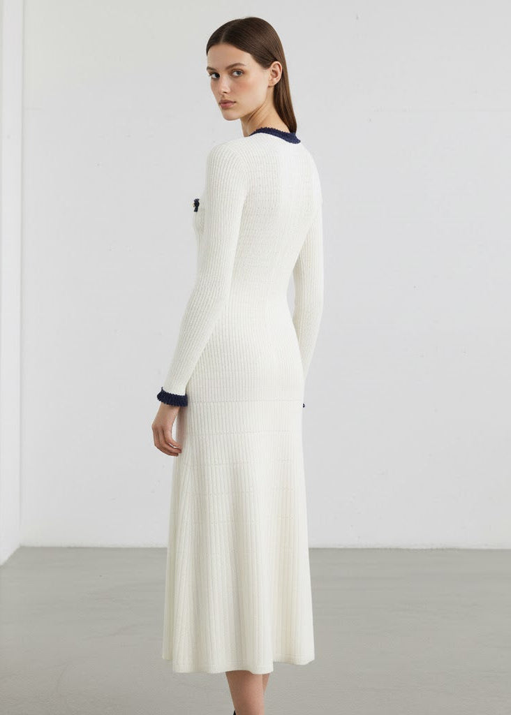 Stickad krämvit midiklänning med denimdetaljer och knappstängning