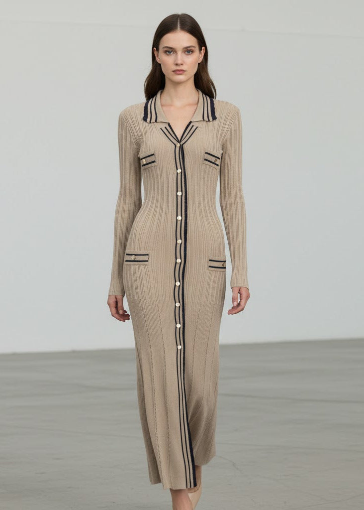 Stickad maxiklänning med knappdetaljer och kontrastkanter