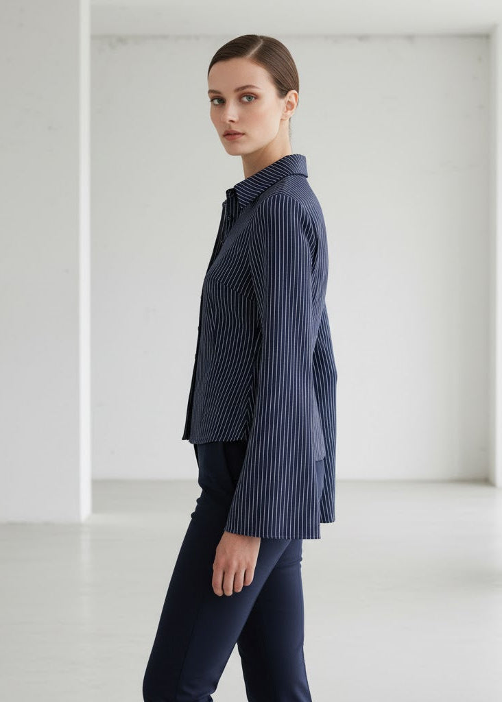 Randig skjorttopp med utsvängda ärmar och figurnära passform i mjukt, lätt tyg med luftig känsla.