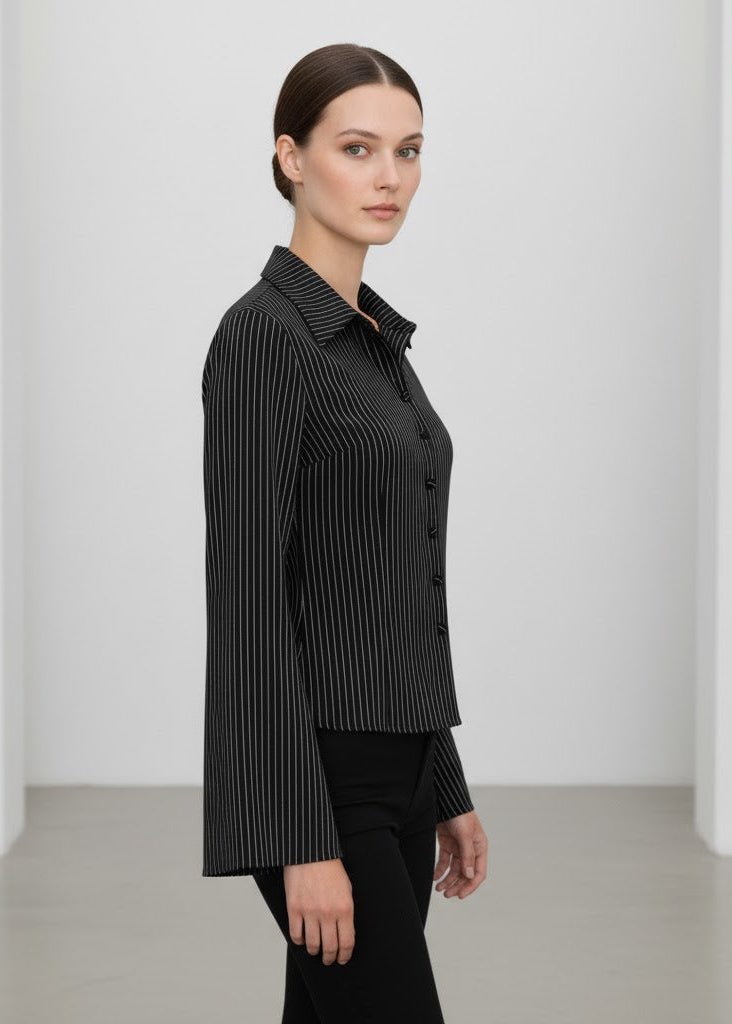 Randig skjorttopp med utsvängda ärmar och figurnära passform i mjukt, lätt tyg med luftig känsla.