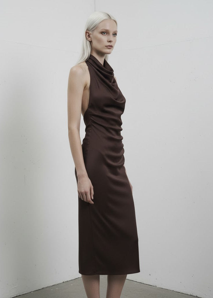 Midiklänning med draperad halterneck och smal silhuett