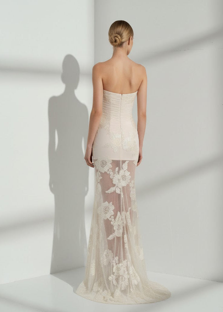 Krämvit axelbandslös maxiklänning i mesh med 3D-blommor och svepande släp