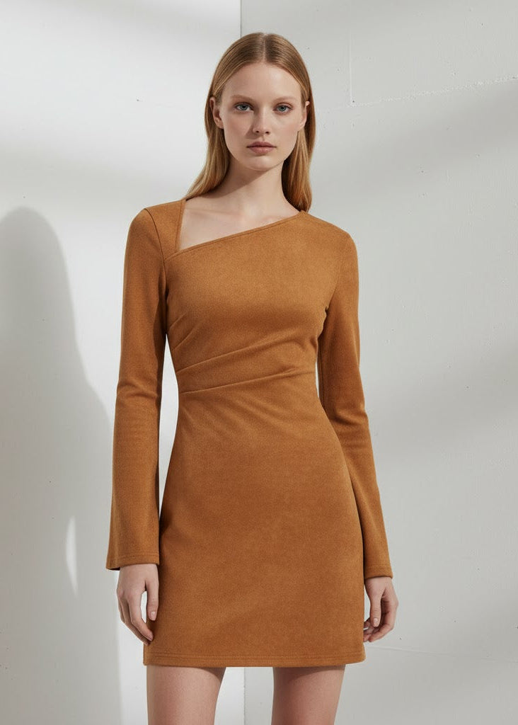 Kort klänning i mockaimitation med asymmetrisk ringning och vida ärmar.