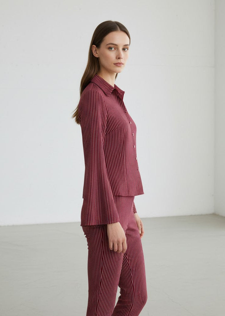 Randig skjorttopp med utsvängda ärmar och figurnära passform i mjukt, lätt tyg med luftig känsla.