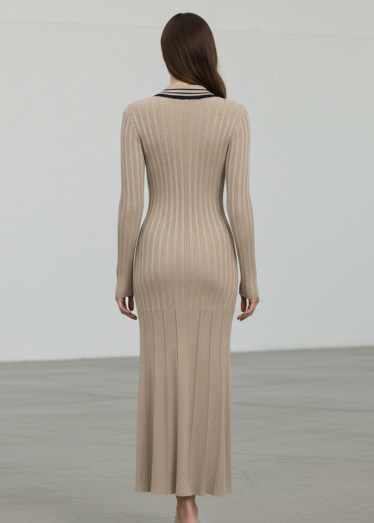 Stickad maxiklänning med knappdetaljer och kontrastkanter