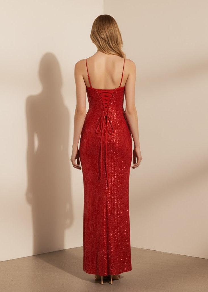 Paljettklänning i maxilängd med draperad slits och tunna axelband