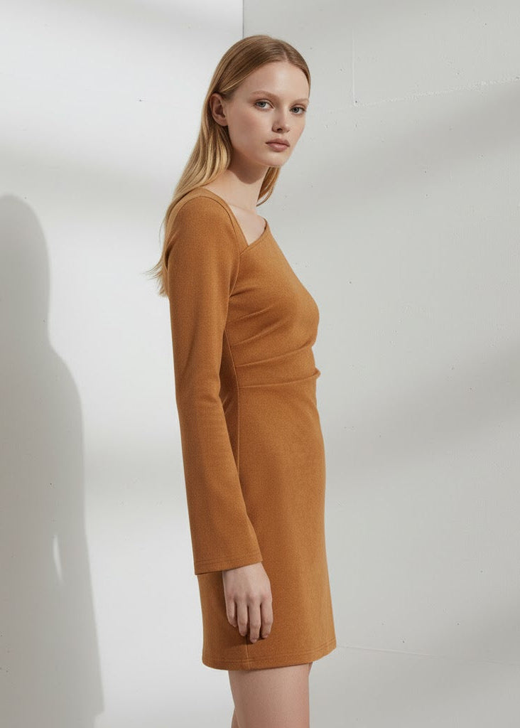 Kort klänning i mockaimitation med asymmetrisk ringning och vida ärmar.