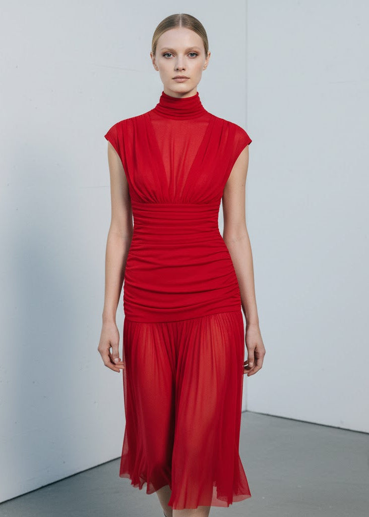 Midiklänning i mesh med polokrage och draperad överdel