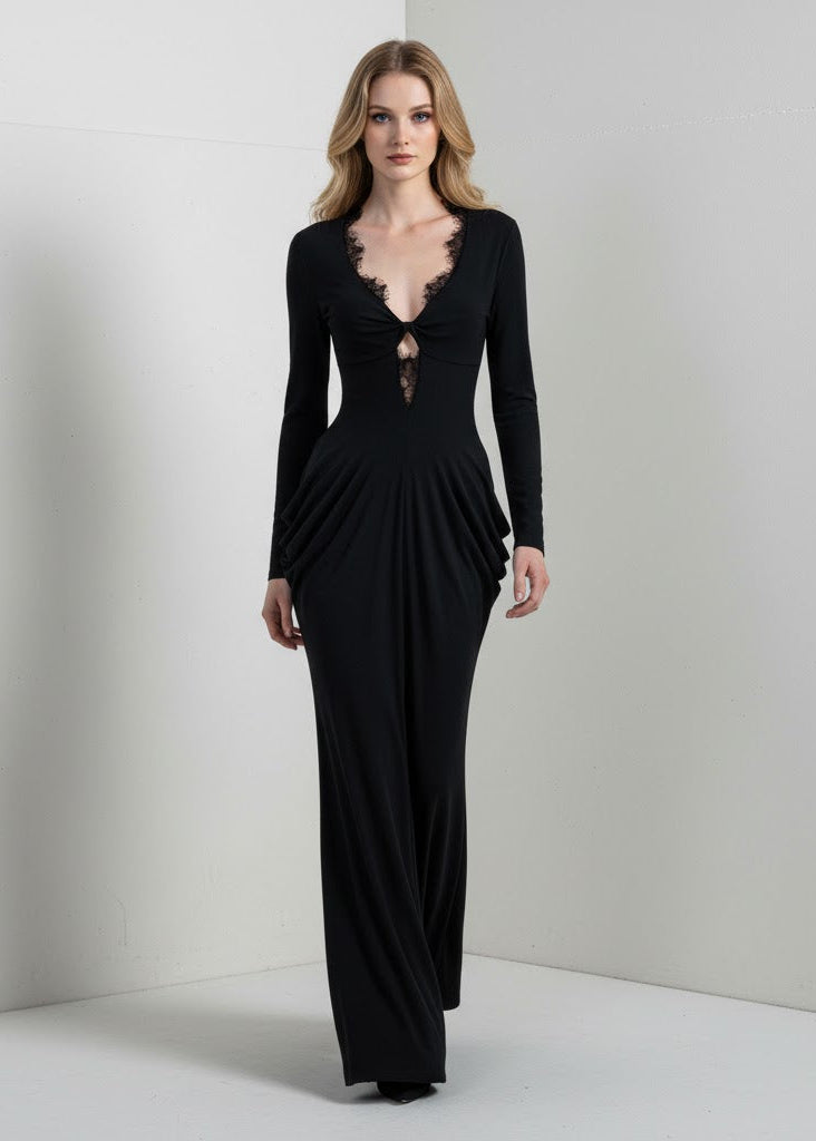 Svart figurnära jerseyklänning med spetsdetaljer drapering och markerad midja