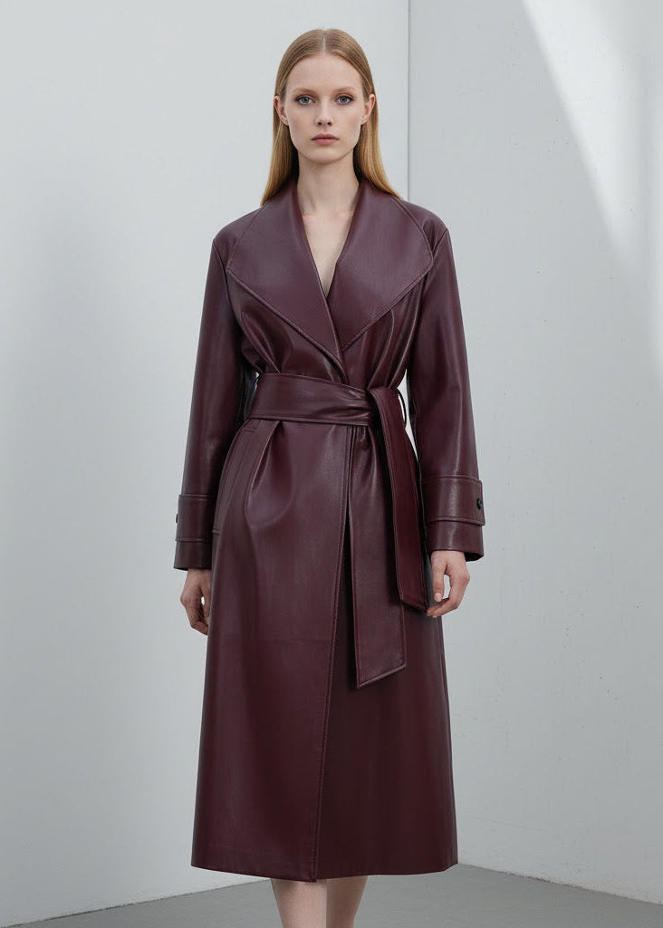 Vinröd Lång vinröd trenchcoat i glansigt veganskt läder med bred krage och knytskärp