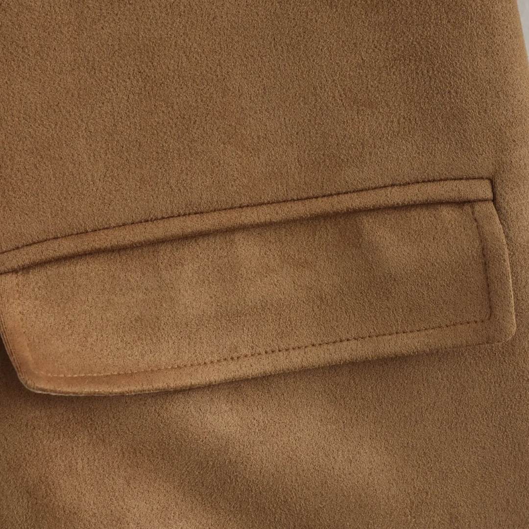 Oversized brun jacka i mockastruktur med knappar och slagkrage