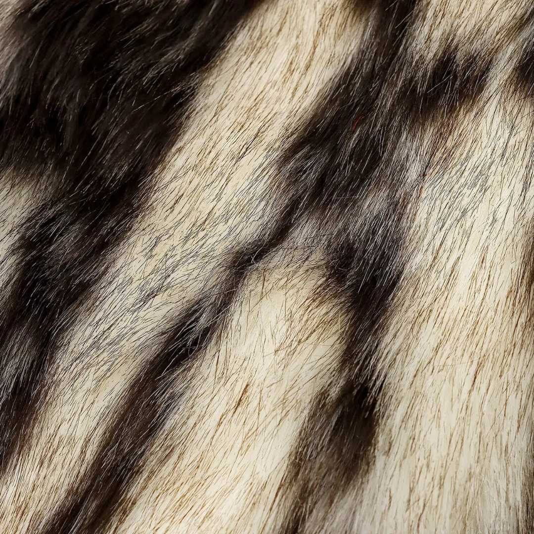 Kort fuskpälsjacka med djurmönster och dold knäppning