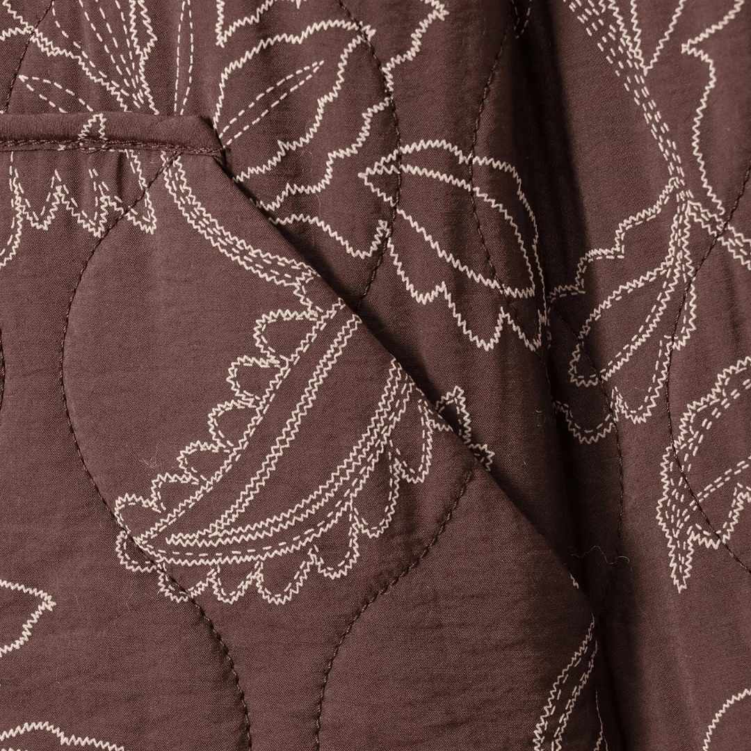 Kort blommönstrad vadderad jacka med broderi och rund hals