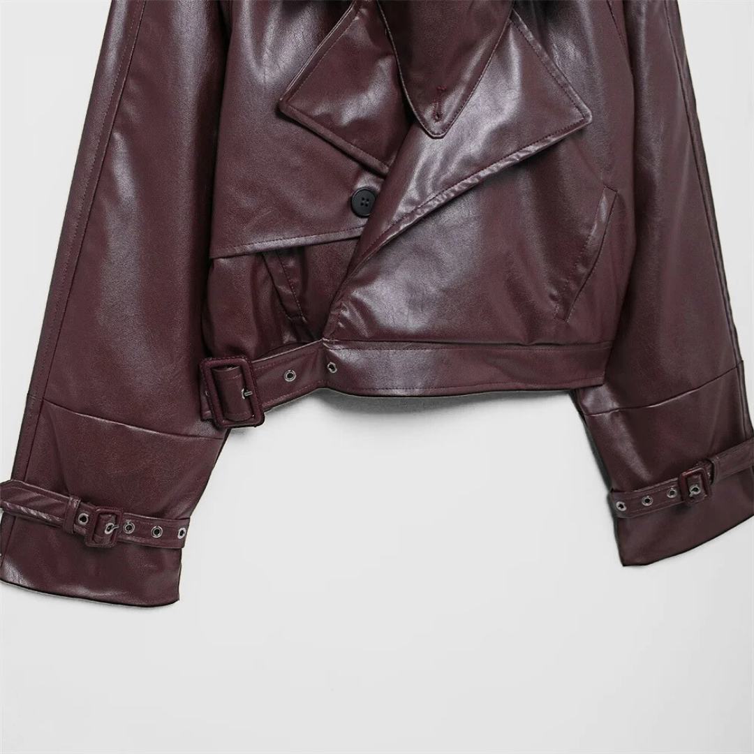 Kort trenchjacka i läderimitation med slagkrage och justerbara detaljer