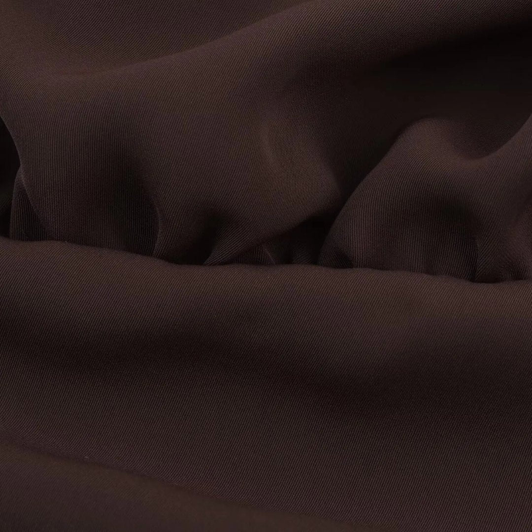 Midiklänning med draperad halterneck och smal silhuett