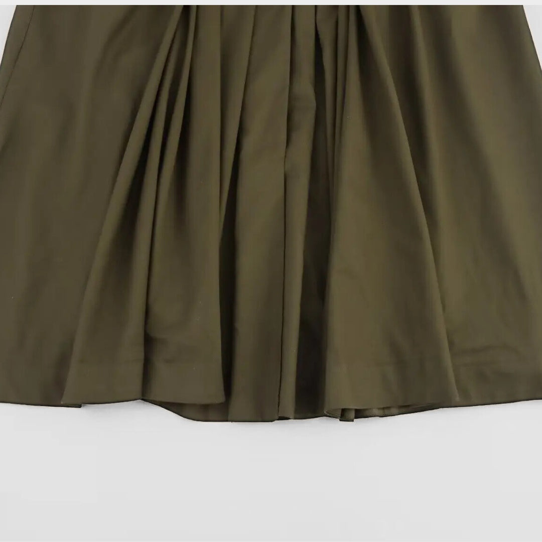 Midiklänning med omlottkänsla och resårmidja i vävt tyg