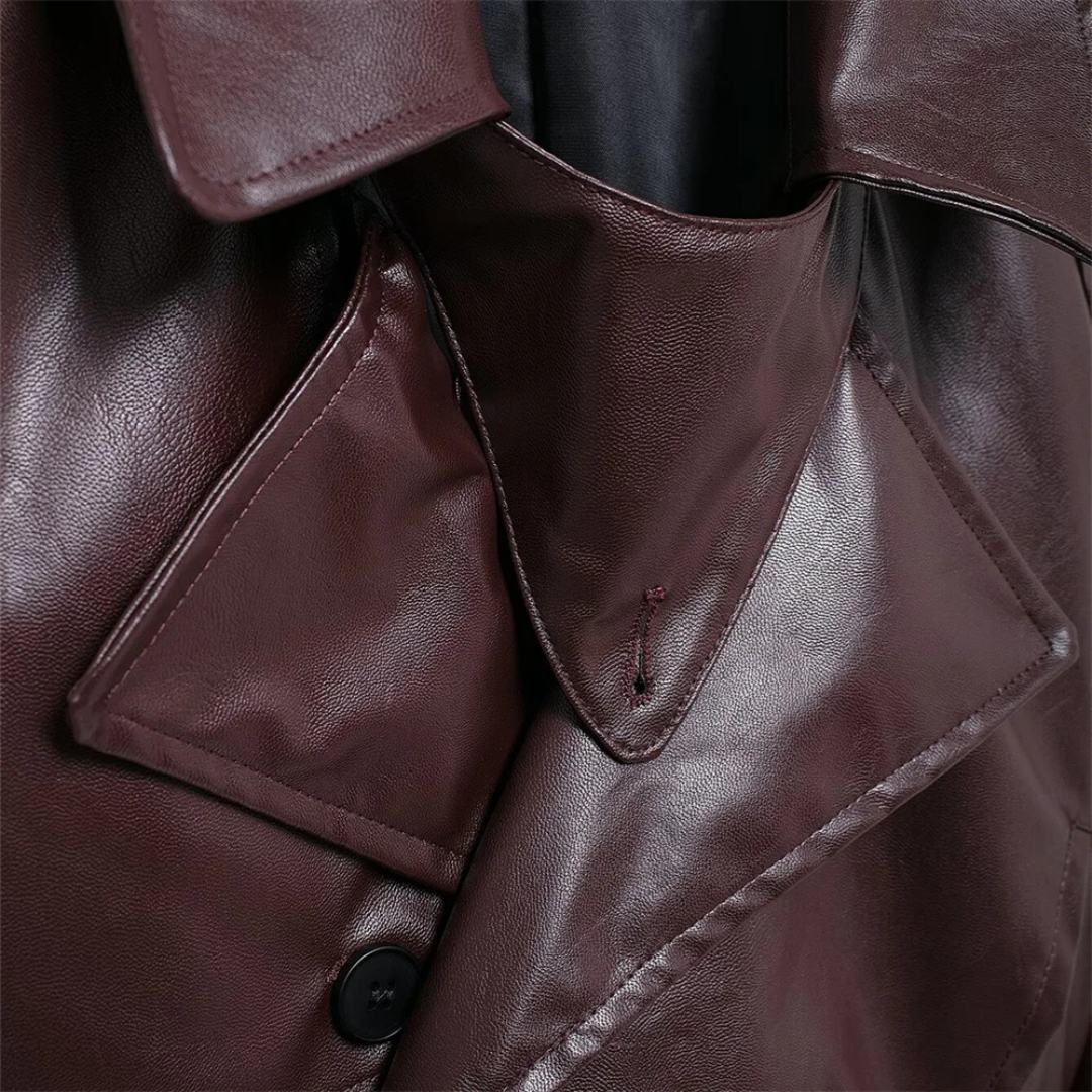 Kort trenchjacka i läderimitation med slagkrage och justerbara detaljer