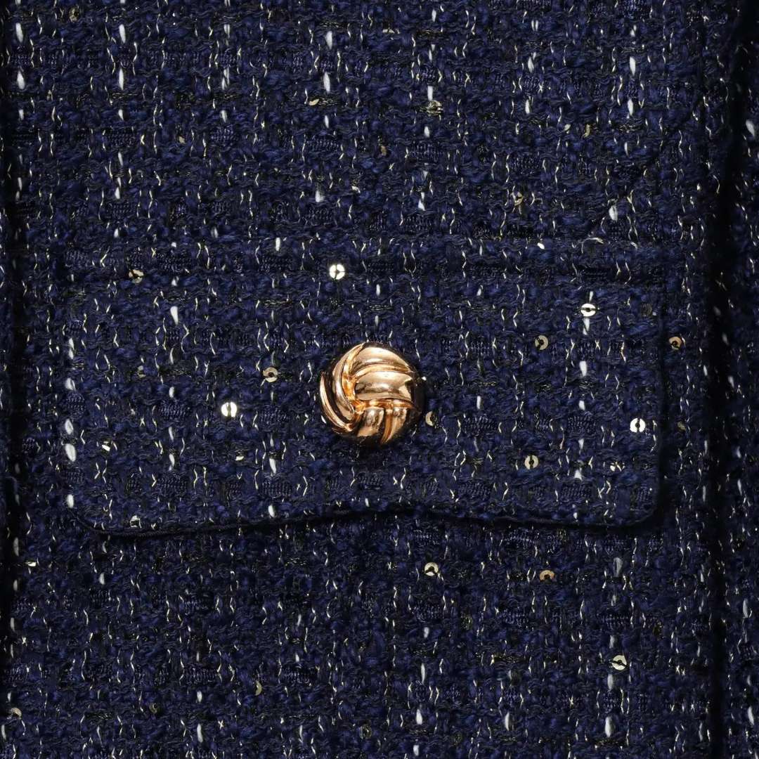 Jacka i tweedstil med rund hals paljettdetaljer och knäppning