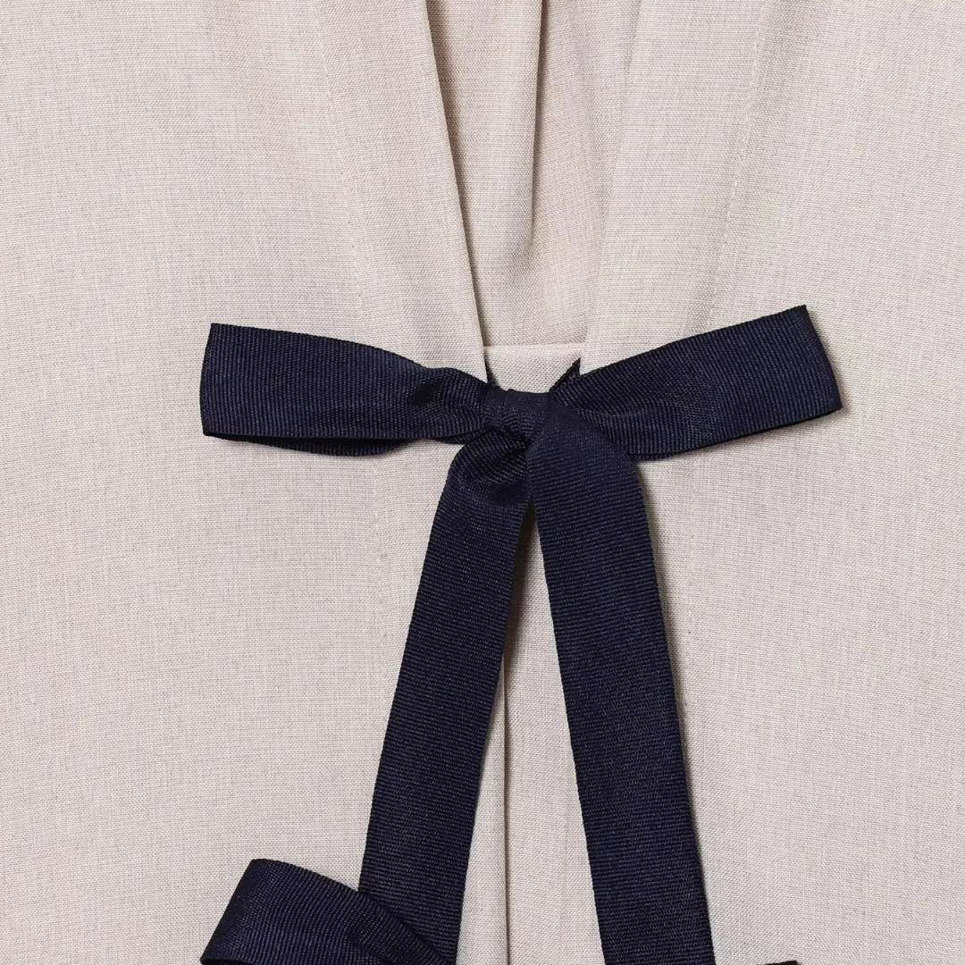 Blus med puffärm och knytband framtill i vävt tyg