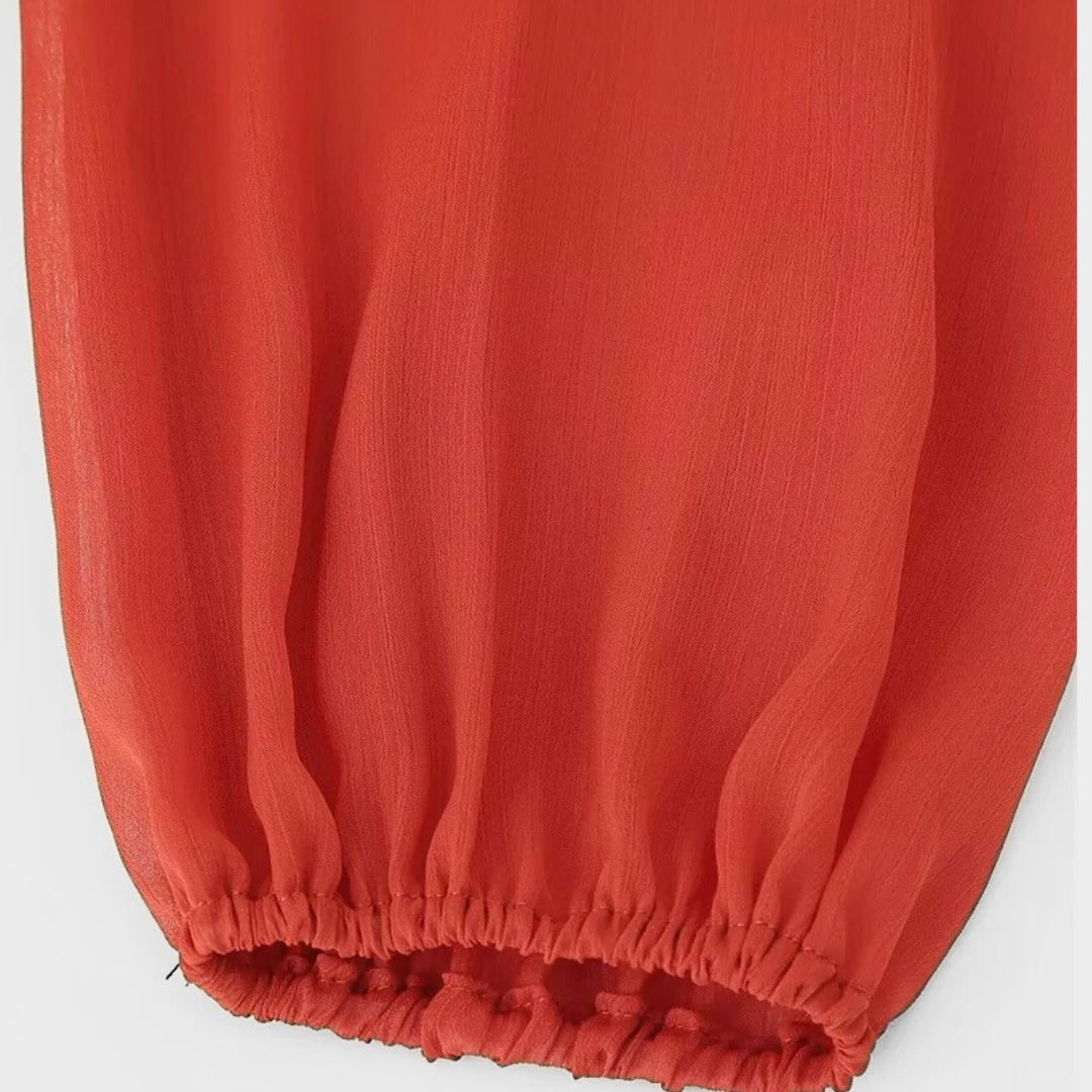 Lång klänning med rynkade detaljer och puffärm i vävt tyg