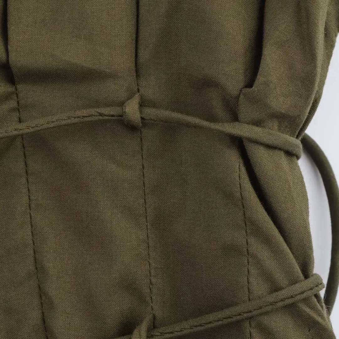 Midiklänning med omlottkänsla och resårmidja i vävt tyg