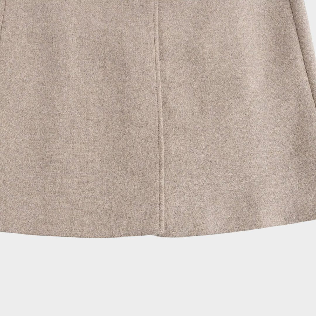 Lång kappa med fuskpälskrage midjebälte och knäppning