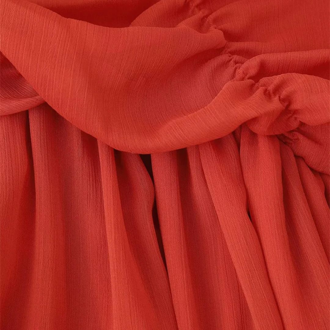 Lång klänning med rynkade detaljer och puffärm i vävt tyg