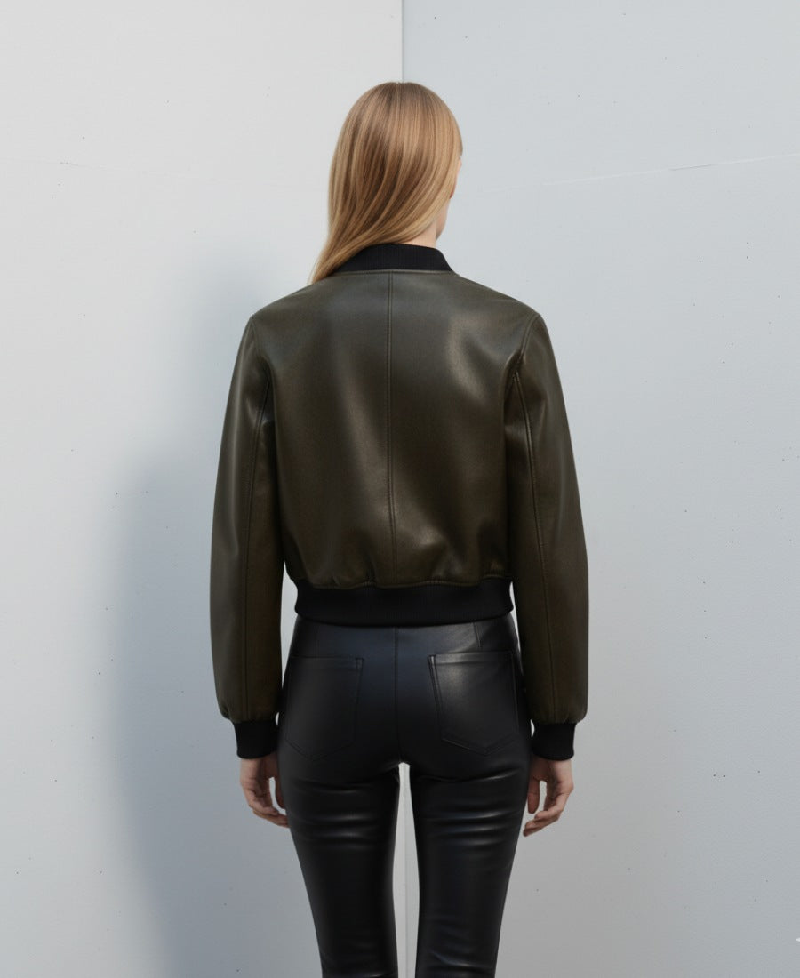 Boxig kort bomberjacka i fuskläder med vida ärmar och dragkedja