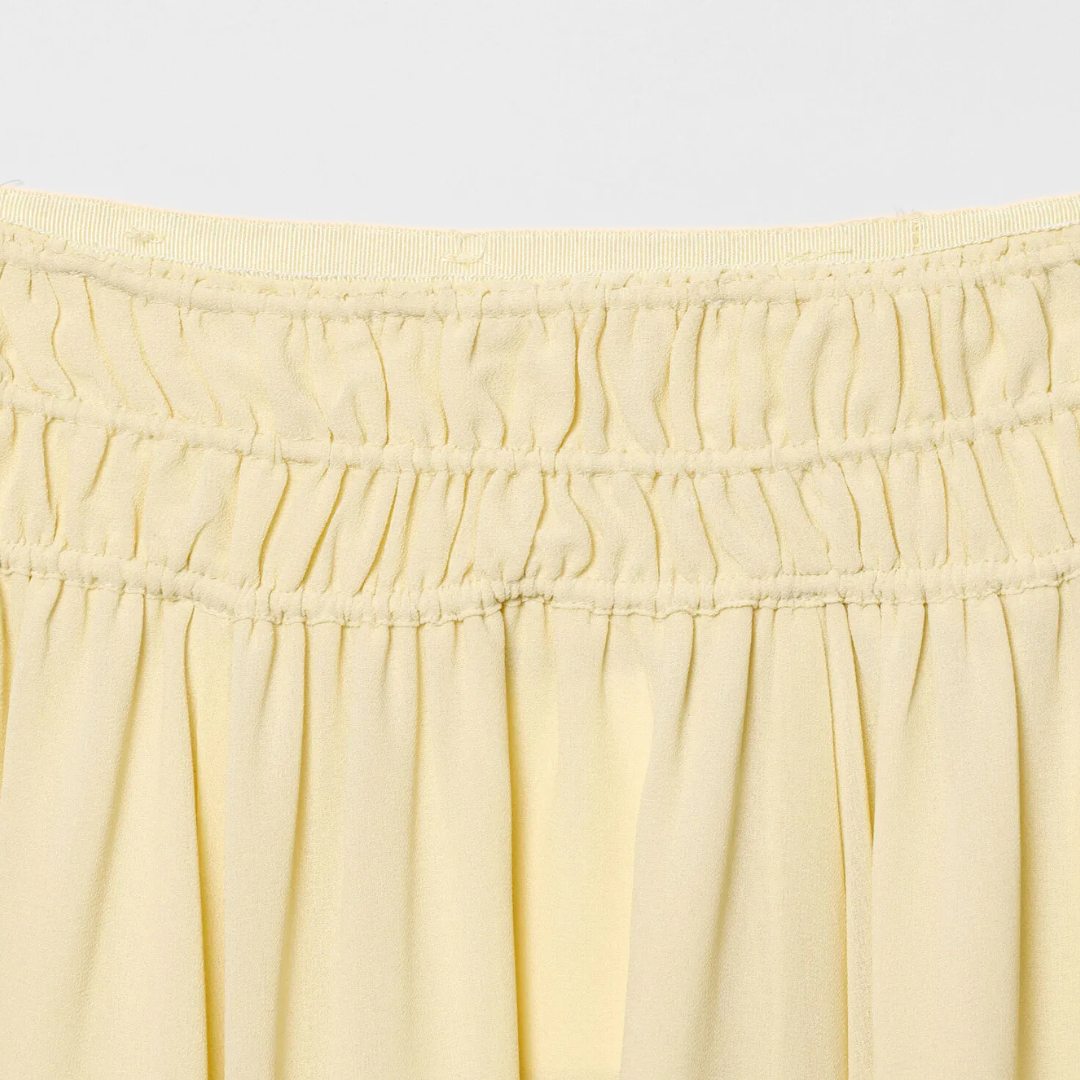 Blus med volangdetaljer och knytband samt asymmetrisk midikjol set