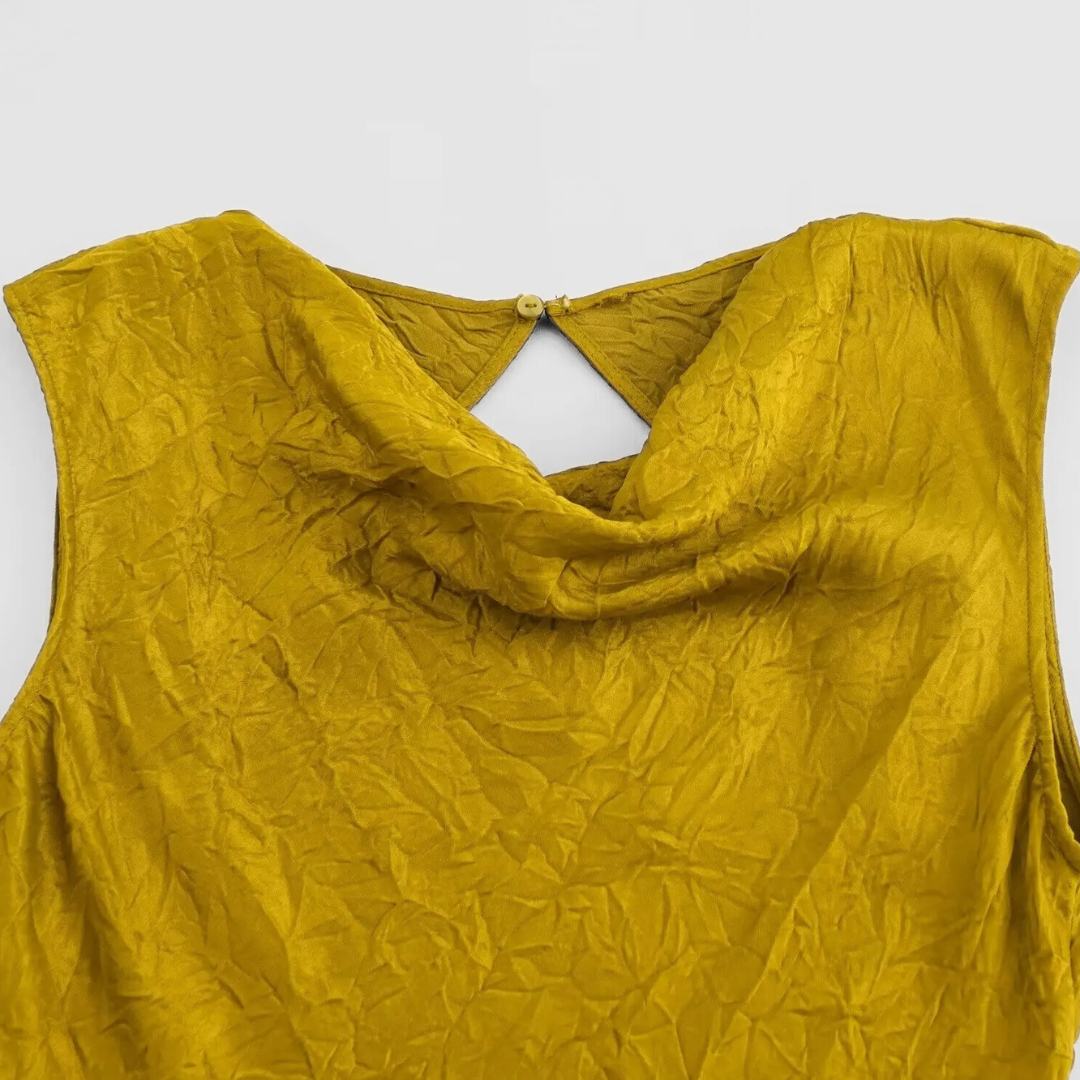 Midiklänning i satinstil med draperad rygg och figurnära passform