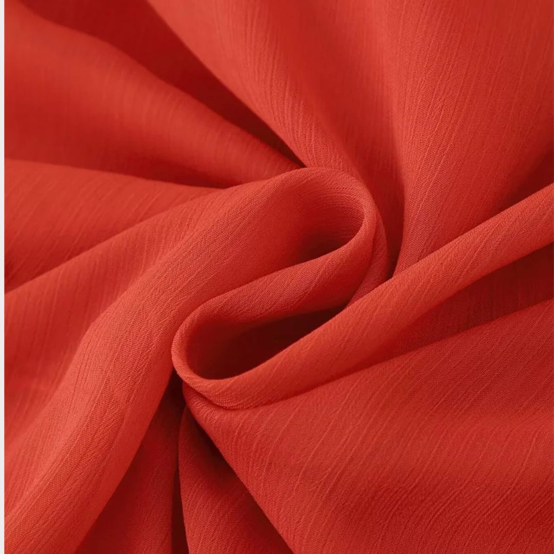 Lång klänning med rynkade detaljer och puffärm i vävt tyg