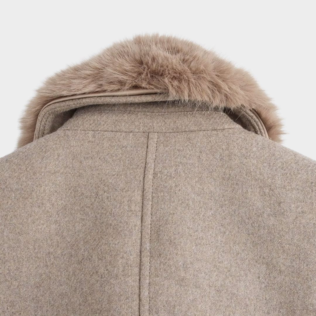 Lång kappa med fuskpälskrage midjebälte och knäppning