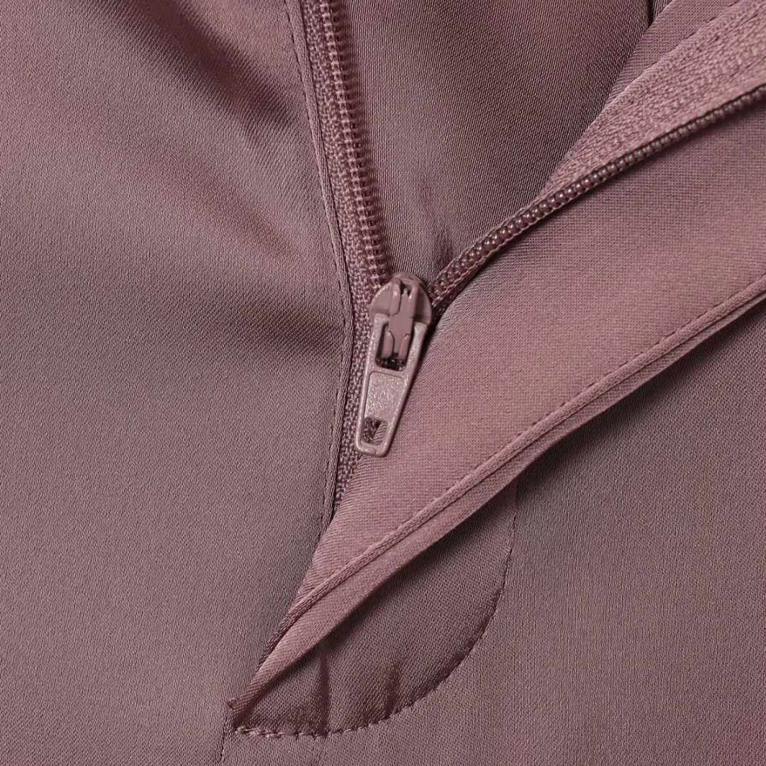 Tvådelat set med asymmetrisk topp och vida byxor – enfärgat eller prickigt