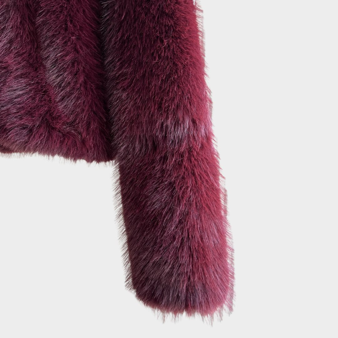 Kort Jacka i fuskpäls med rund hals och knäppning