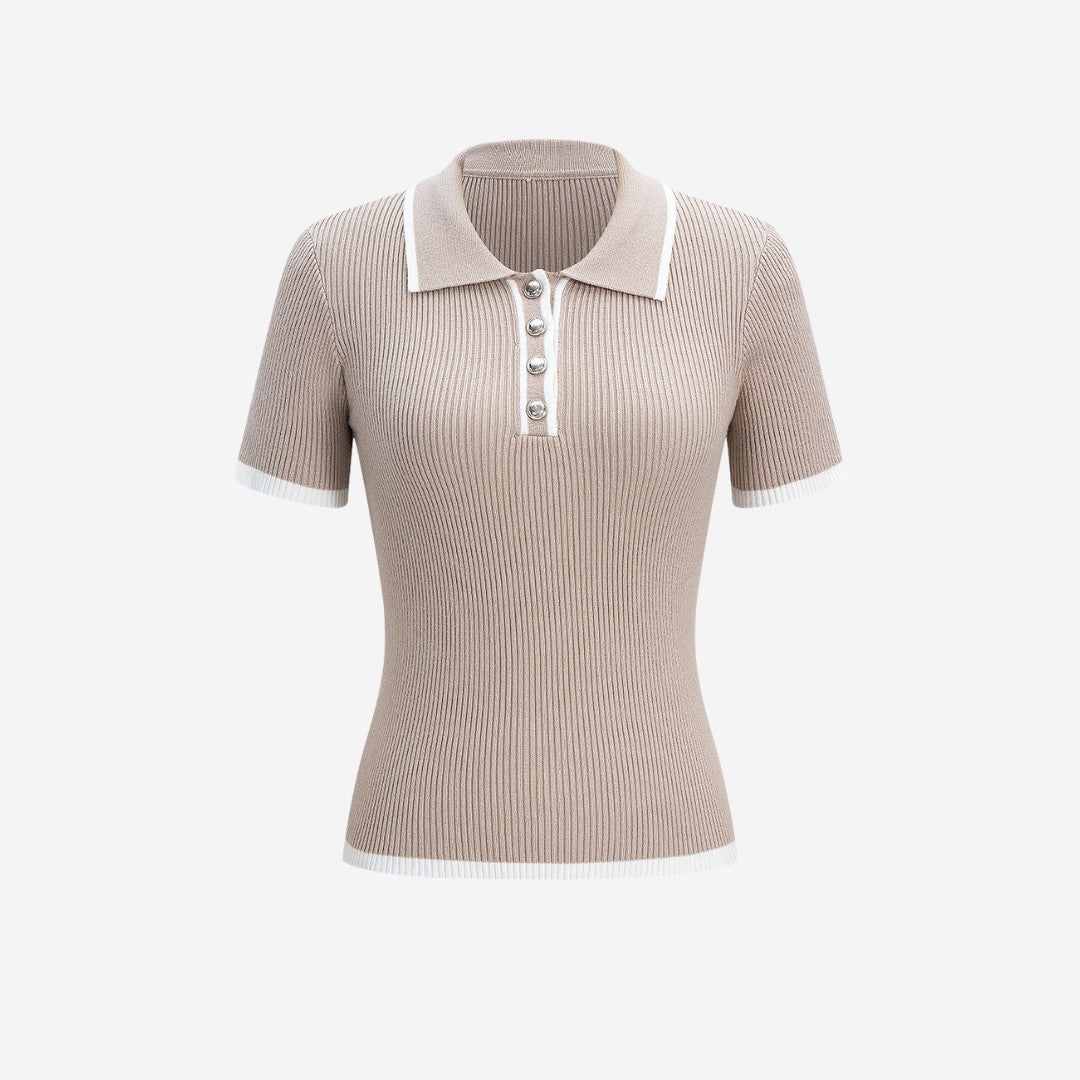 Ribbad stickad topp med pikékrage och knappar