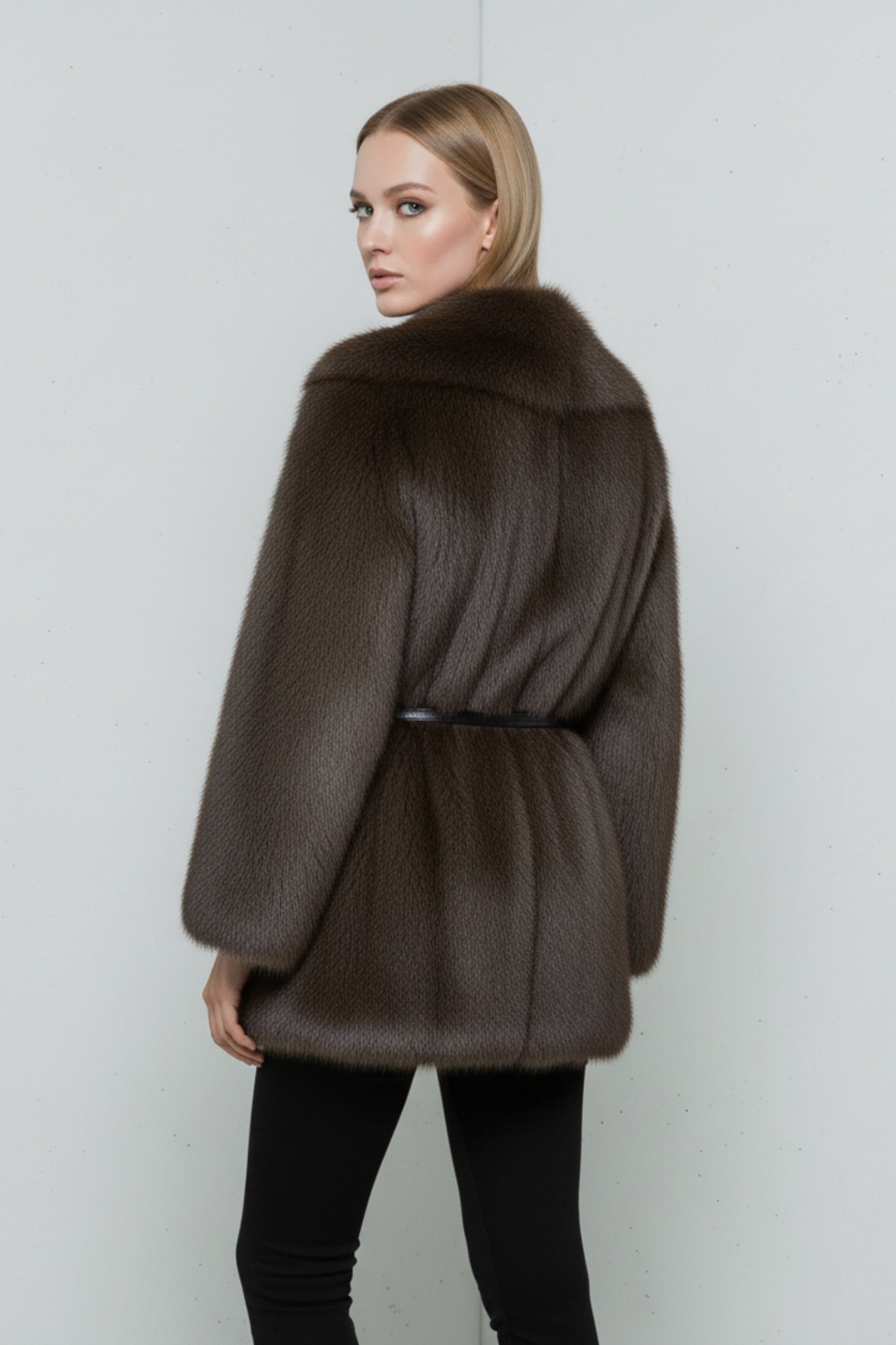 Pälsimitation kavajjacka med bälte och elegant silhuett