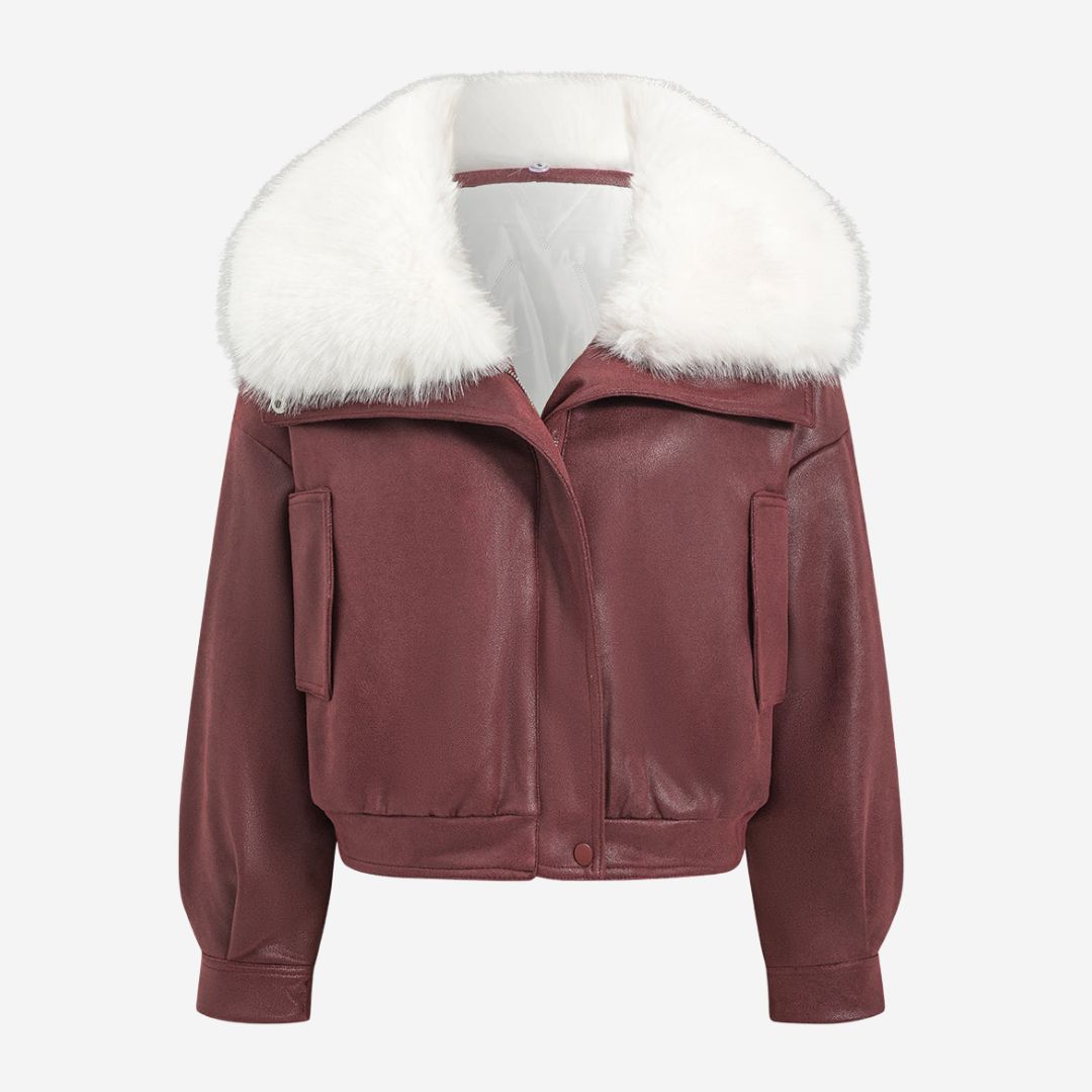 Vinröd bomberjacka i imitationsläder med stor vit fuskpälskrage och fickor med lock