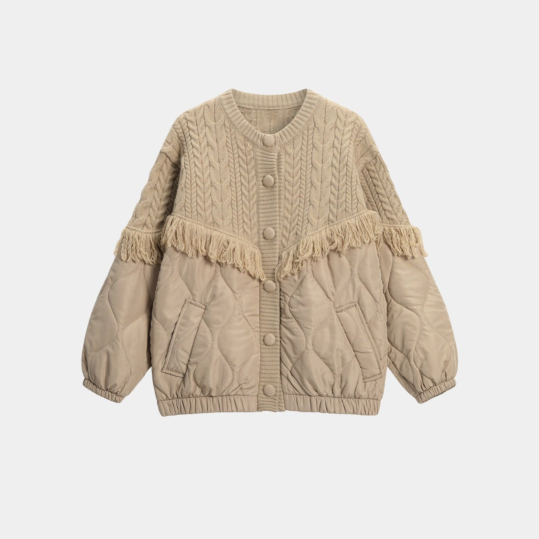 Stickad och vadderad jacka med fransdetalj och quiltade paneler