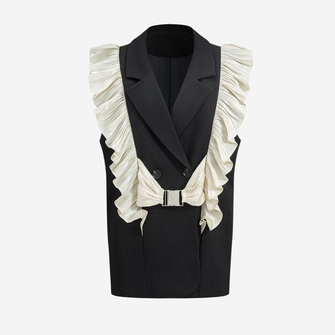 Svart ärmlös kavajväst med plisserade volanger och dekorativt metallspänne