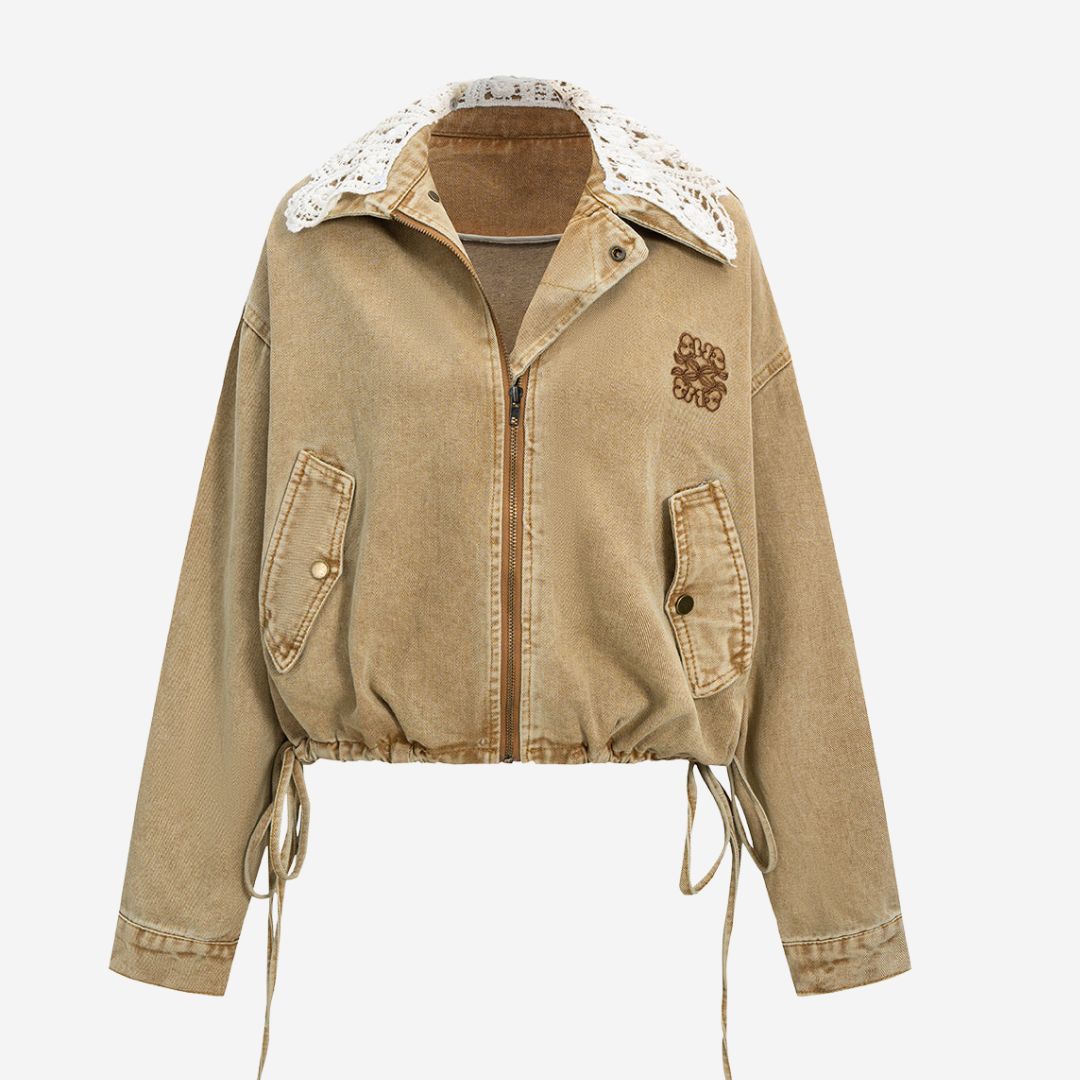 Ljusbrunjeansjacka med spetskrage, broderad detalj och dragsko i fållen för dam