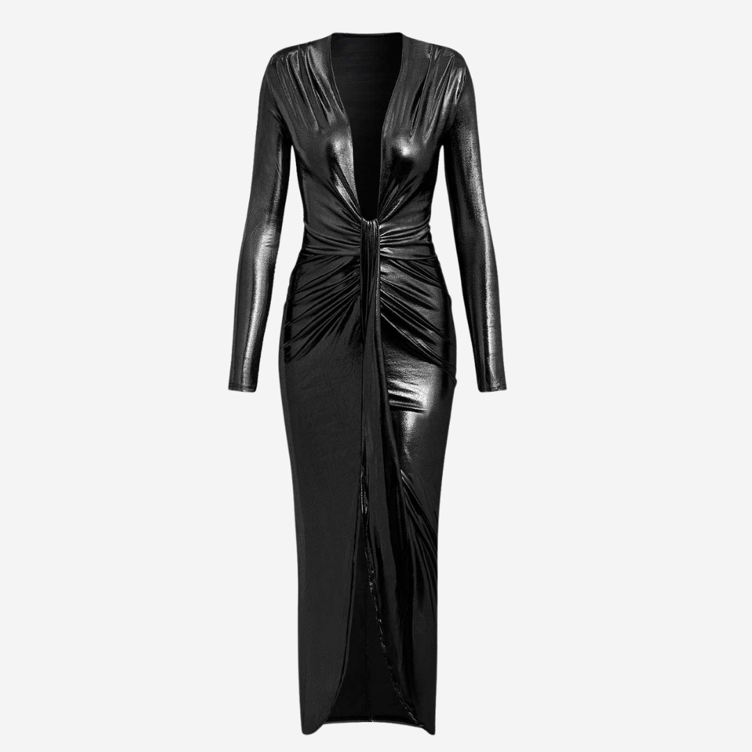 Lång svart klänning i glansigt coated tyg med draperad front och djup urringning