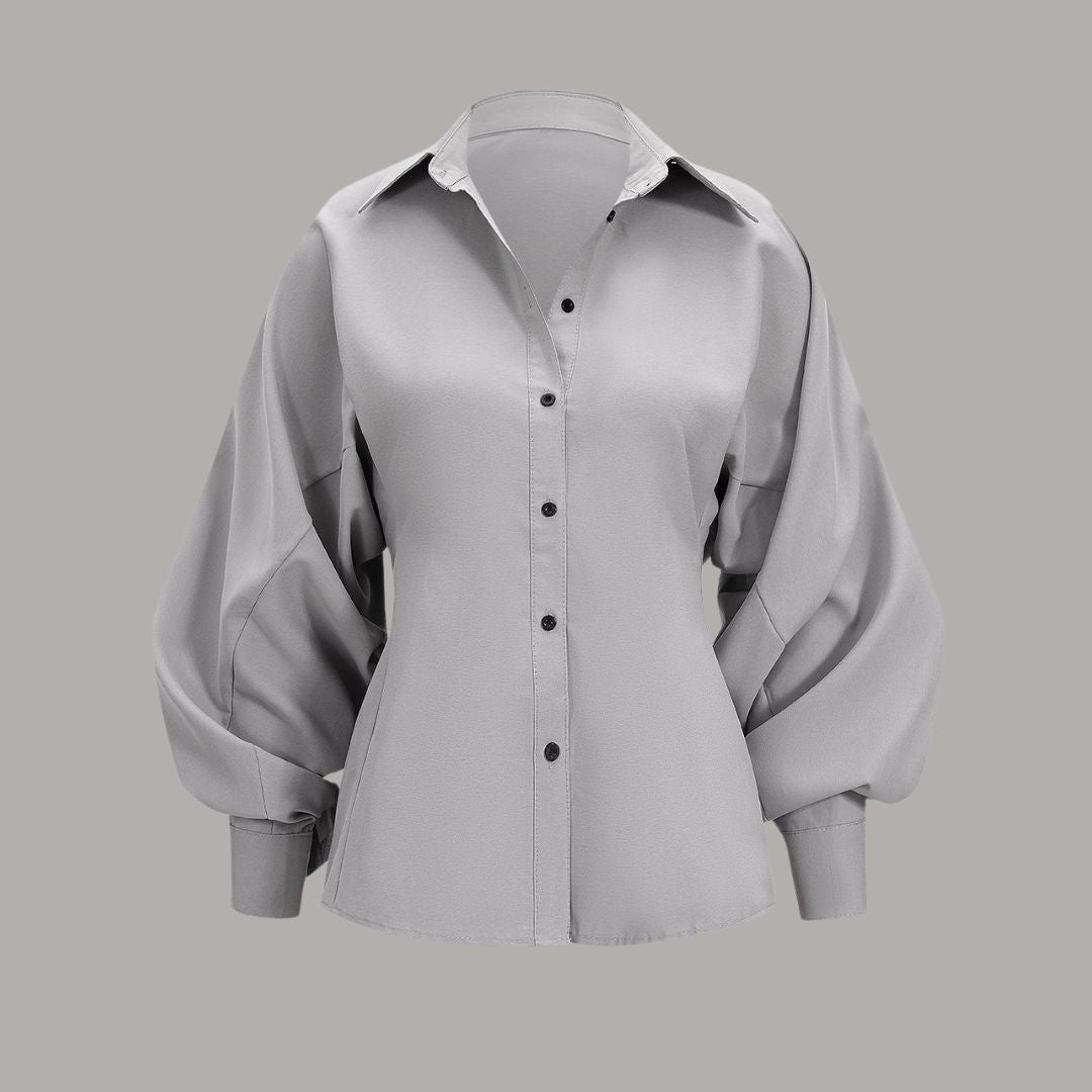 Grå figursydd skjortblus med voluminösa ballongärmar och knappar framtill
