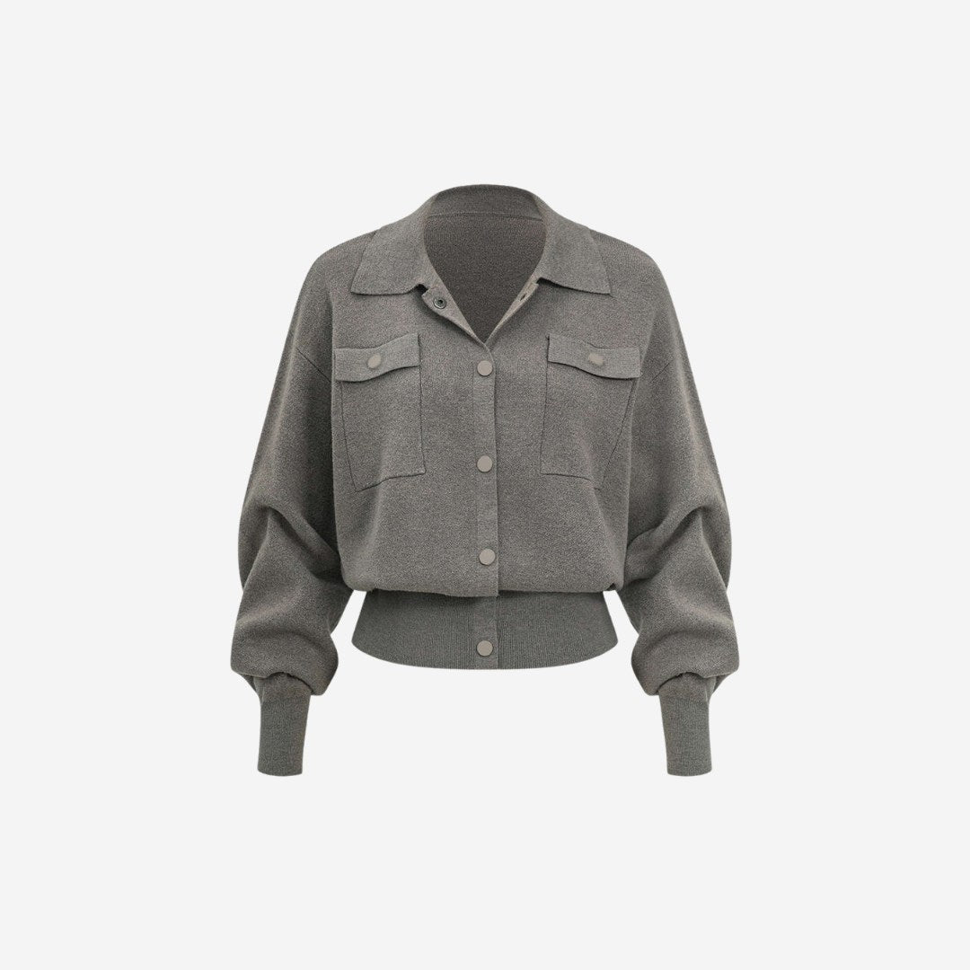 Stickad skjortkofta med bröstfickor och ribbade muddar