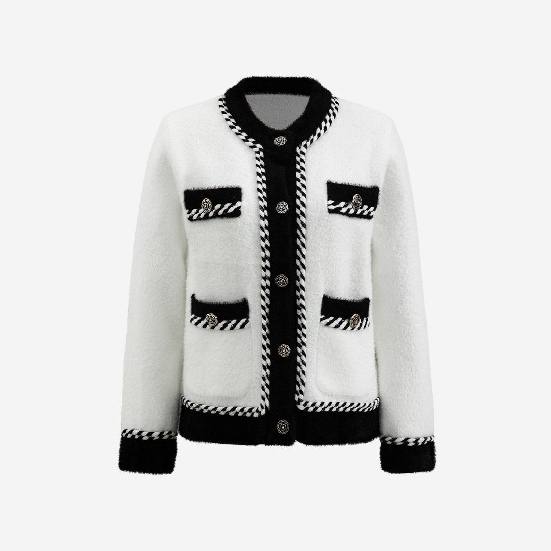 Svartvit stickad kofta med dekorativa knappar och fyrfickdesign