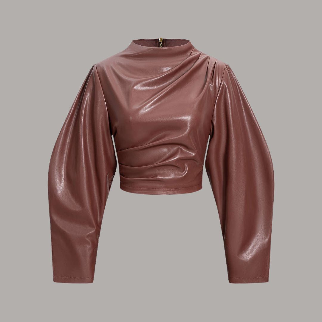 Brun topp i veganskt läder med voluminösa ärmar och skulptural silhuett