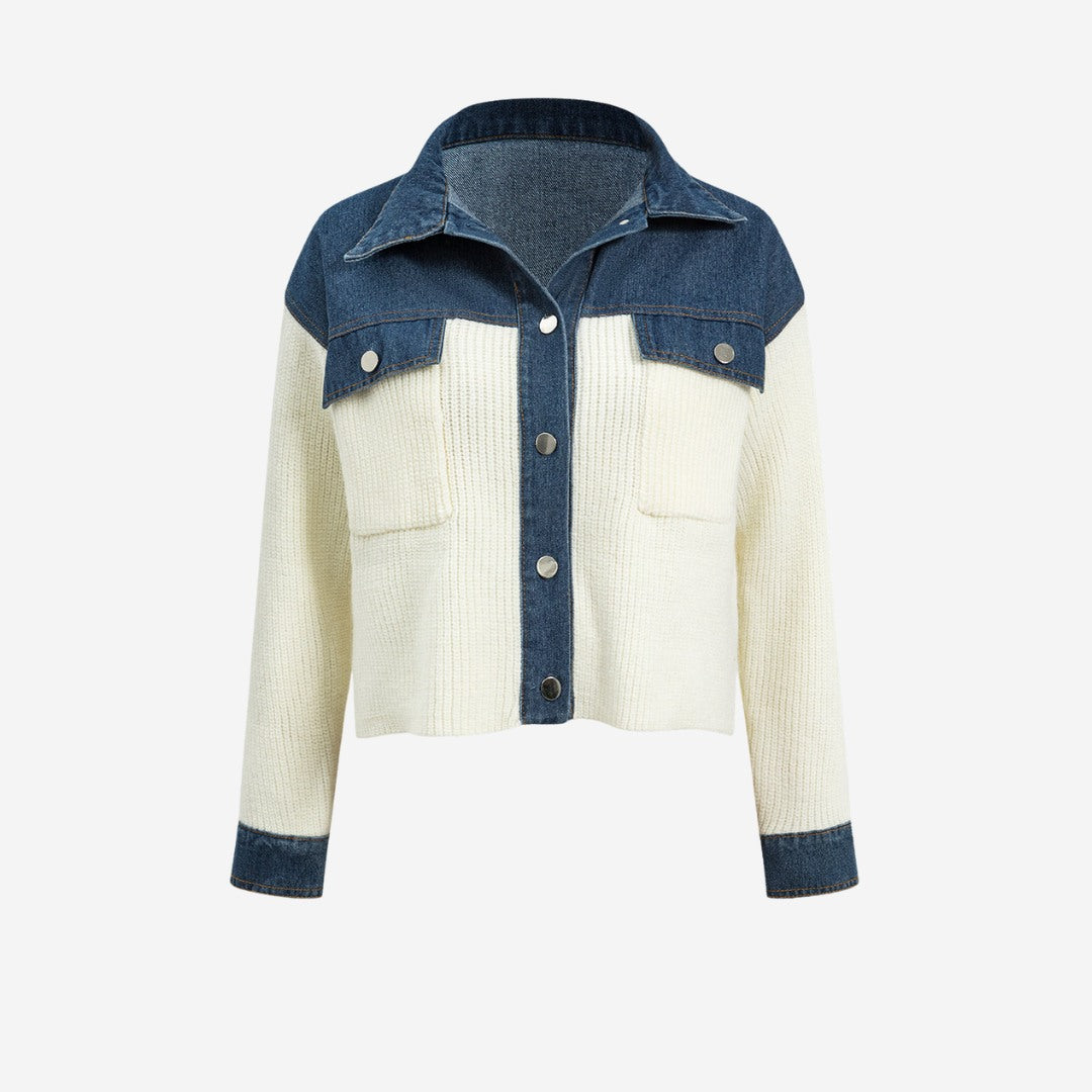 Vit stickad tröja med denimdetaljer och knappstängning fram